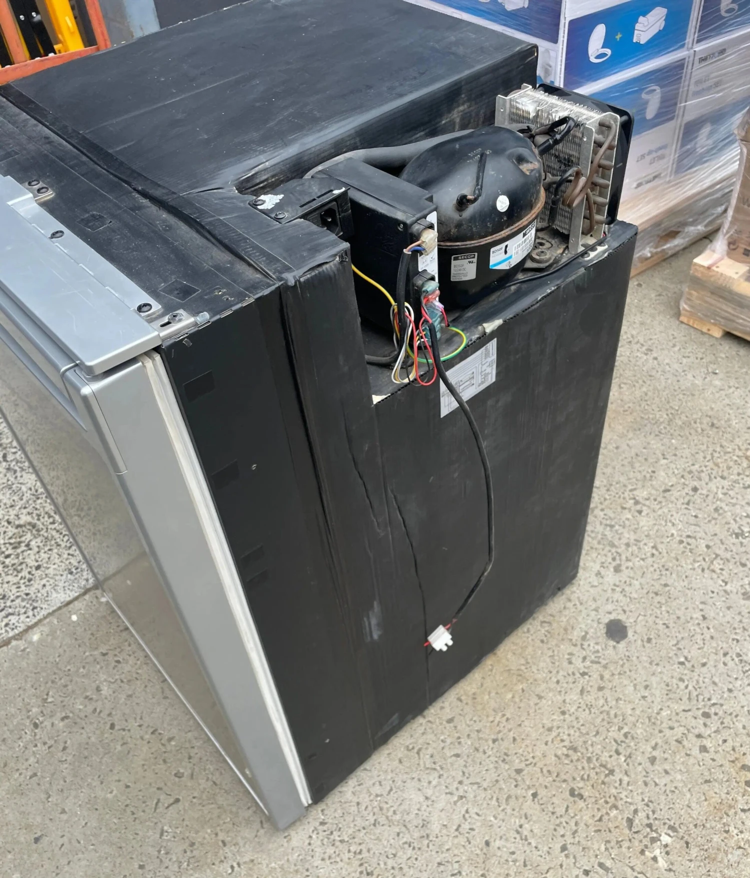 2nd Hand Dometic Waeco CR 140 Fridge Freezer 12v And 240v 6 2nd Hand Dometic Waeco CR 140 Fridge Freezer 12v And 240v - Image 6